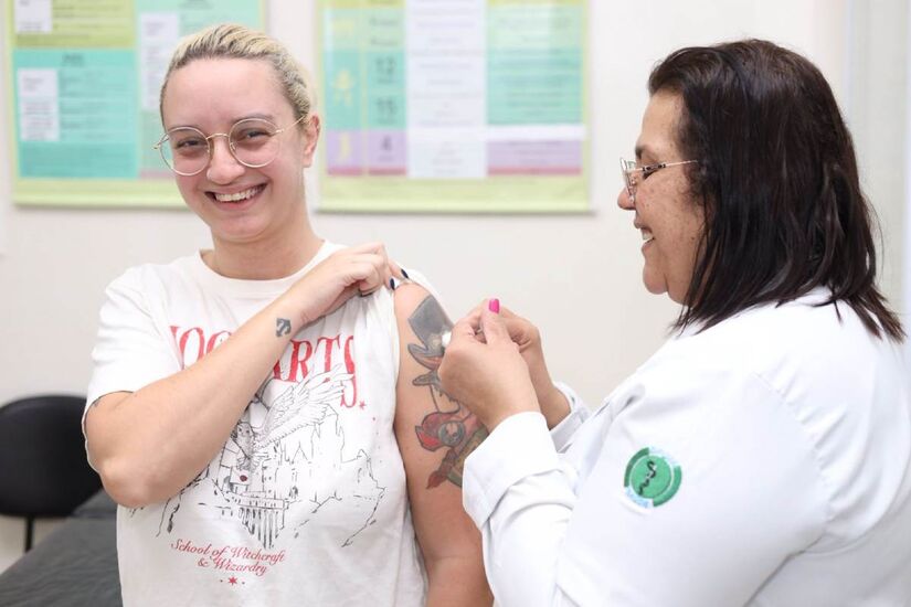 Adultos també aproveitaram a campanha para se vacinar /Divulgação/SMS