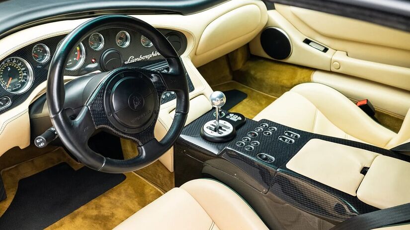 Combinando motor V12 aspirado de 6 litros, câmbio manual de cinco marchas e tração integral Viscous Traction, o modelo entrega 543 cv e 63,1 kgfm de torque / Fotos: Divulgação