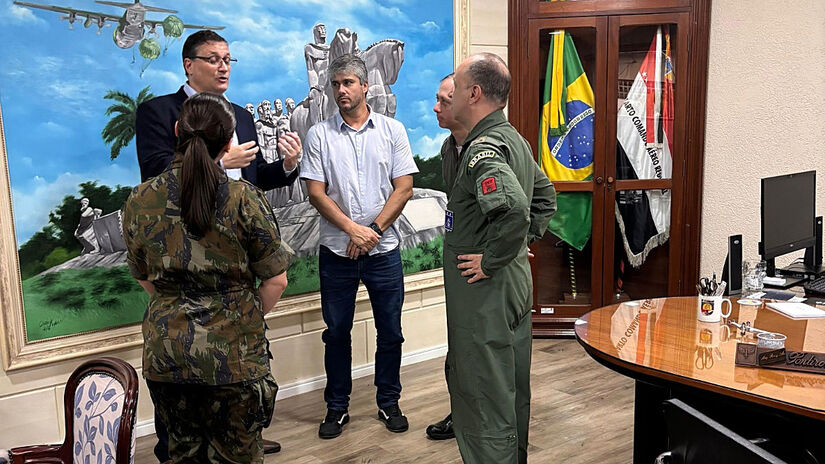 Diretores da Gazeta Media Group Brasil (GMG), Daniel Villaça e Hiram Baroli, visitaram, na última segunda-feira (13/10), as instalações do Quarto Comando Aéreo Regional (IV COMAR). Fotos: Divulgação 
