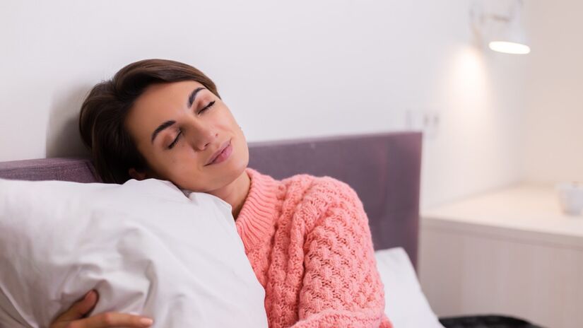De acordo com especialistas, quando o corpo dorme, mas a mente permanece agitada, o descanso não é completo. E por isso, o resultado é acordar com a sensação de cansaço acumulado.