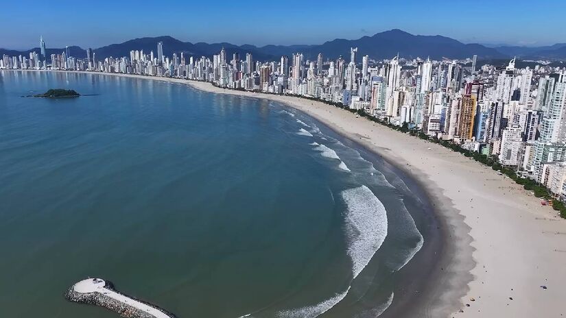 A cidade é a única no mundo que possui um teleférico para ligar duas praias: Central à Laranjeiras | Reprodução YouTube | Sao Paulo Nas Alturas , por Raul Juste Lores