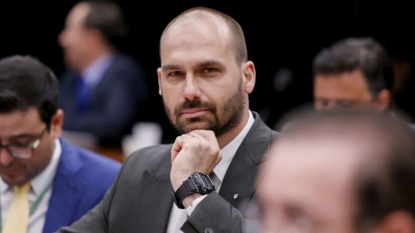 Eduardo Bolsonaro deve voltar ao Brasil assim que terminar a licença de quatro meses do mandato de deputado federal e também é nome forte a disputa do Senado. Foto: Elaine Menke/PL