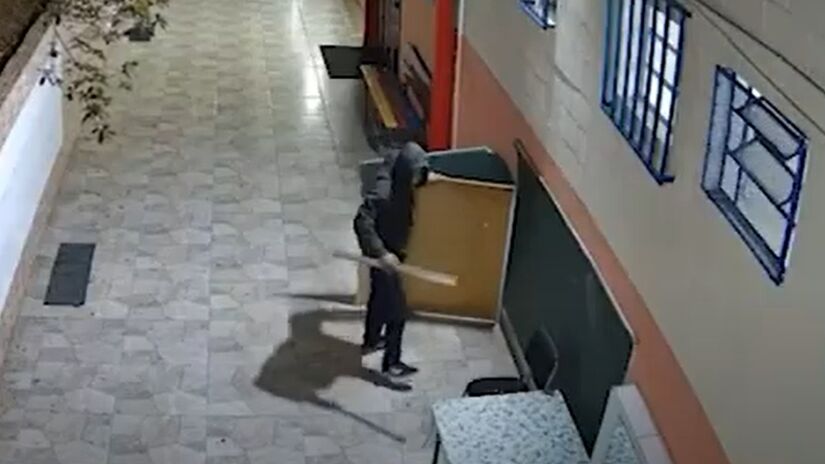Ele foi flagrado pelas câmeras de monitoramento da Prefeitura de São Paulo/Divulgação/Smart Sampa