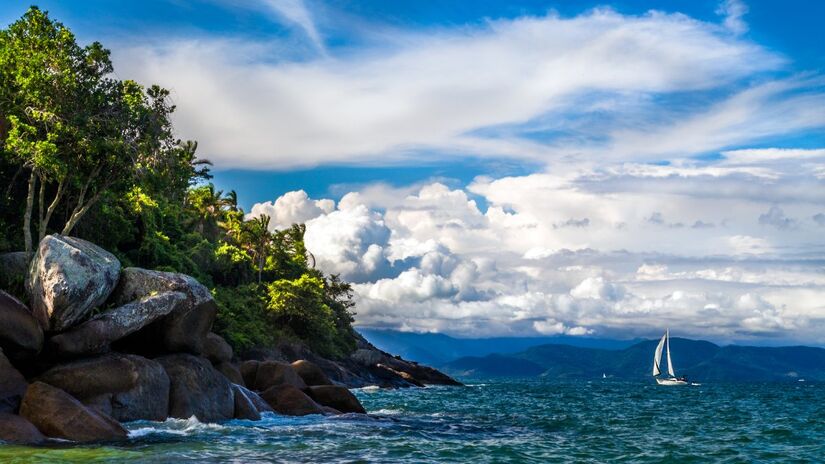 O Espírito Santo é o destino mais barato no Sudeste para o Réveillon, com destaque para Marataízes, que tem o menor preço médio de diária (a partir de R$ 156). Cidades como Anchieta e Guarapari também são opções, mas é recomendado evitar as mais populares devido aos preços altos. O estado se destaca ainda pelo baixo custo de vida, com pratos feitos a partir de R$ 15, garantindo o menor custo total de viagem na região.
