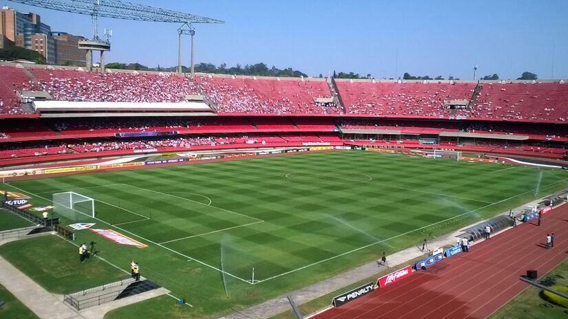 O Estádio Cícero Pompeu de Toledo (Morumbis) possui a capacidade máxima de 66.795 pessoas. É possível encher o Morumbis 73 vezes com a população de Borá. Foto: Wikimedia Commons