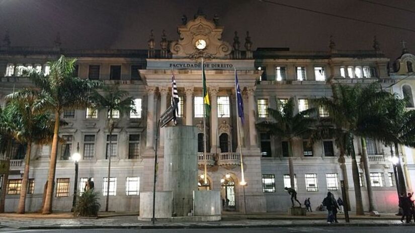 O corpo do professor alemão Julius Frank está enterrado em um dos pátios da Faculdade de Direito da Universidade de São Paulo. Fotos: Wikimedia Commons