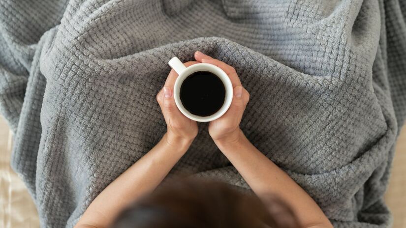 Beber café antes de um cochilo curto pode aumentar foco e reduzir fadiga, apontam estudos recentes