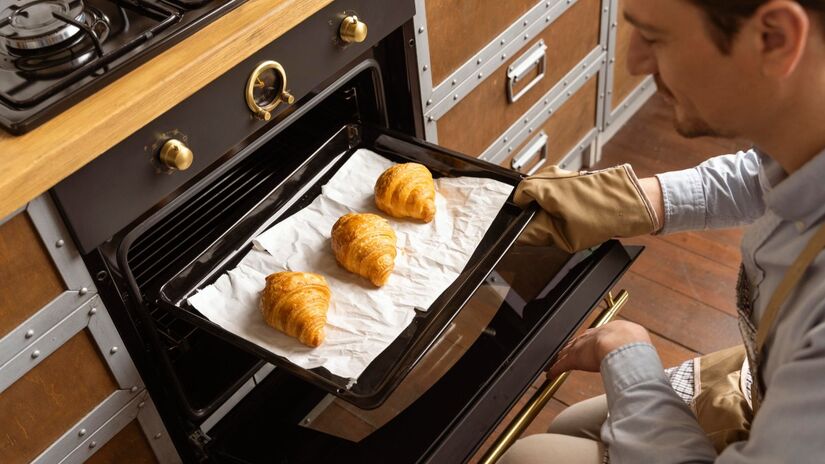 'Ao invés de usar sua air fryer 15 vezes diferentes, é melhor usar um forno', opina Lewis