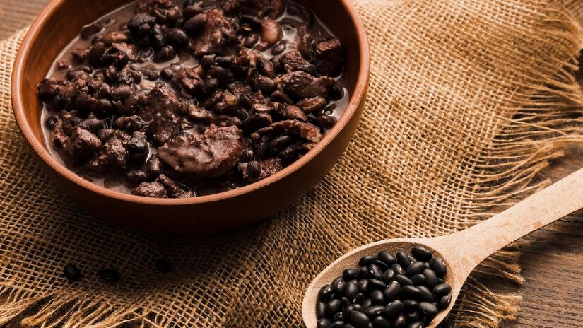 O feijão costuma apresentar uma textura mais cremosa e um sabor mais marcante - (Freepik)