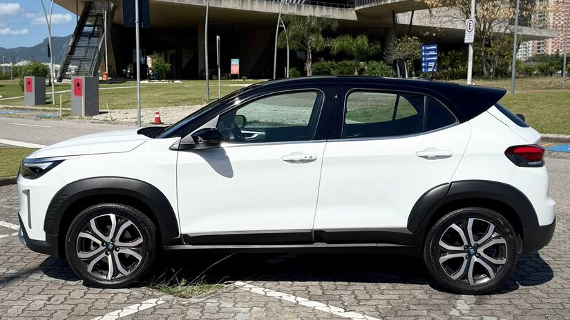 Na lateral, os protetores de para-lamas ganharam frisos aerodinâmicos.