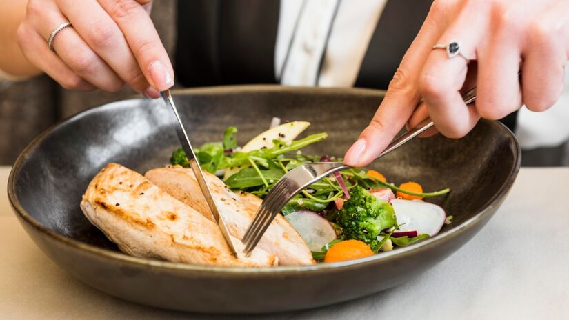 Peixes como atum, tubarão e perca, por exemplo, costumam apresentar maior concentração de mercúrio, enquanto o pollock é considerado seguro. Foto: Freepik