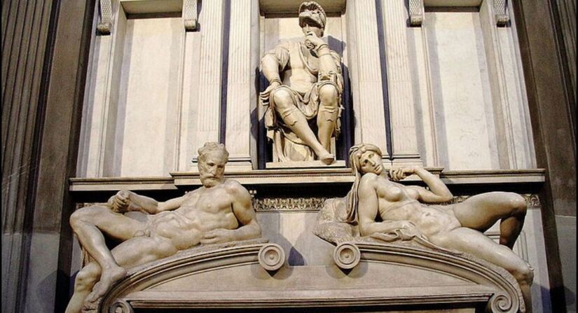 Embora inspirada em uma das mais grandiosas obras do Renascimento, a fonte paulistana traz uma adaptação peculiar. Durante a instalação, as figuras masculinas, que originalmente aparecem nuas nas esculturas de Michelangelo, foram parcialmente "vestidas". Foto: Wikimedia Commons