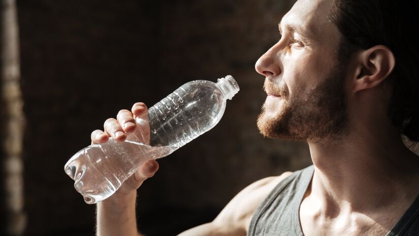 Beber água e se manter hidratado é essencial para um bom funcionamento do intestino