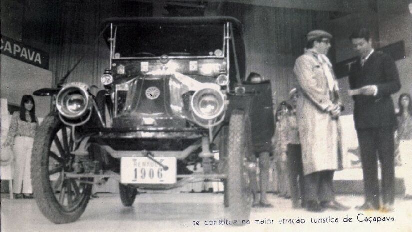 Registro histórico de Roberto Lee e carro antigo. Imagem: Prefeitura de Caçapava