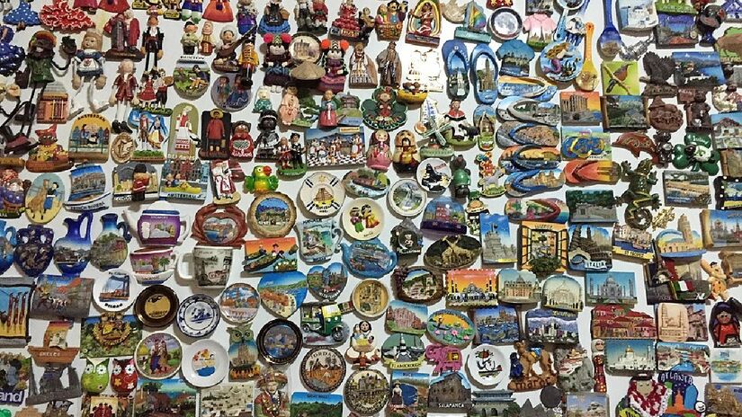 Os ímãs dão personalidade à cozinha, guardam lembranças de viagens e ajudam a pendurar lembretes (Foto: Mervat Salman/Wikimedia Commons)