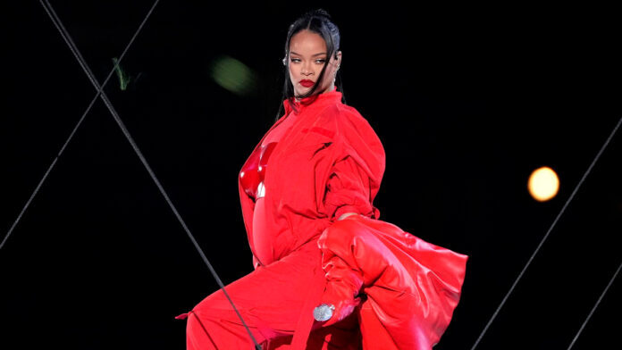 Show de Rihanna no Super Bowl foi realizado no dia 13 de fevereiro de 2023 e marcou o retorno da artista aos palcos após um longo período. Foto: Reprodução