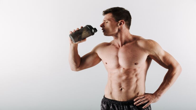 Para atingir os benefícios sem riscos, especialistas sugerem distribuir a ingestão de proteína ao longo do dia (Fotos: Freepik)