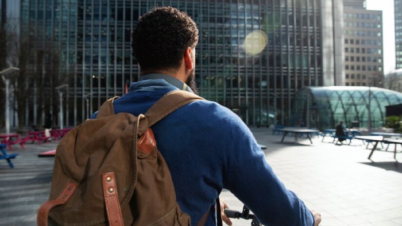 Para conseguir o diploma, Bento equilibrava o trabalho exaustivo durante o dia com as noites de sono mal dormidas depois da presença na universidade (Fotos: Freepik)