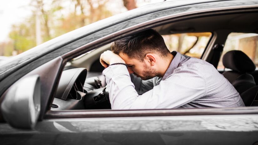 O automóvel apresenta falhas mecânicas que representam risco de segurança para o motorista e passageiros
