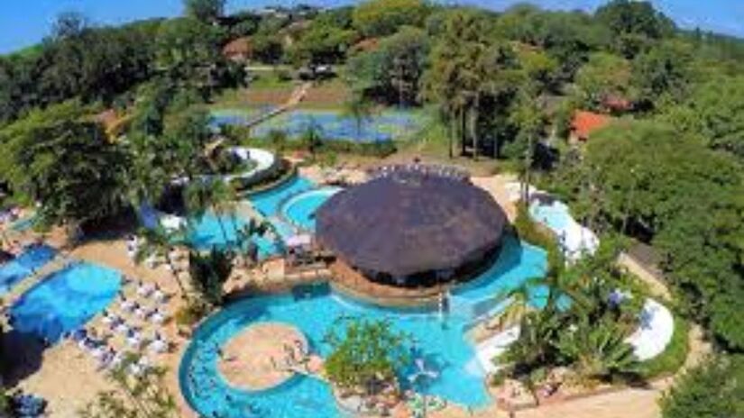 Hotel Estância Barra Bonita: a estrutura conta com uma piscina gigante coberta, hidromassagens e toboáguas de diferentes níveis, incluindo uma rampa de 70 metros. Foto: Divulgação