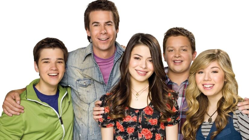 Carly Shay (Miranda Cosgrove) e dois amigos Sam e Freddie decidem criar um programa na internet para interagir com os jovens e a ideia vira um fenômeno mundial com o ICarly - (Divulgação/Nickelodeon)