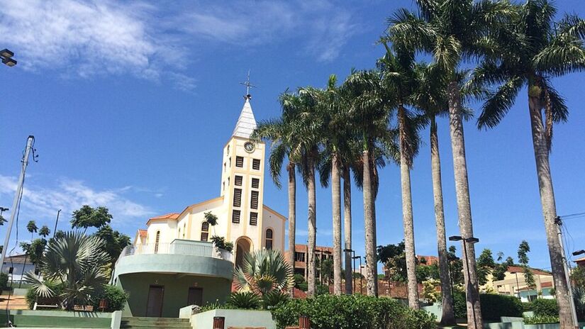 O município mineiro começou com uma pequena capela, mas hoje movimenta milhões e atrai visitantes de todo o Brasil (Foto: Paulo JC Nogueira/Wikimedia Commons)