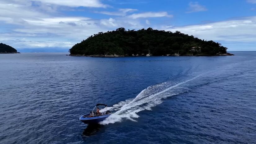 Para quem gosta de aventura, a ilha reserva uma trilha de cerca de 2 km até o ponto mais alto, com uma vista panorâmica de cair o queixo. No caminho, há um antigo casebre coberto por plantas e raízes de bromélia cenário digno de filme.