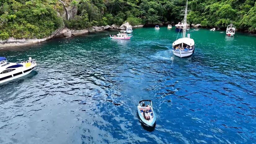 A apenas uma hora de barco do cais de Paraty, a Ilha dos Cocos combina natureza bruta, tranquilidade e diversão. Não há resorts ou grandes estruturas, apenas o essencial: mar, sombra e uma paisagem de tirar o fôlego.