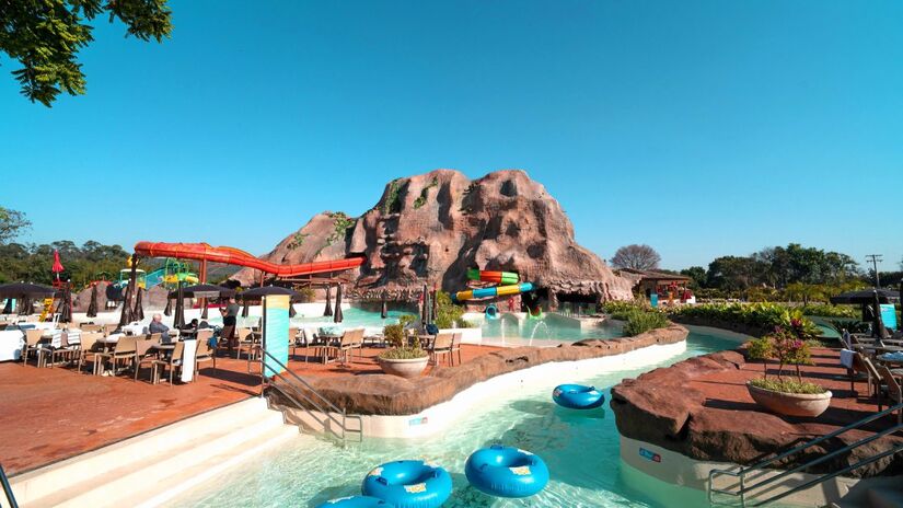 Tauá Resort Atibaia: na área externa fica a Ilha Tauá, um parque aquático que tem como destaque uma montanha artificial. Nela estão instalados dois toboáguas e uma emocionante montanha-russa aquática com subidas e quedas. Foto: Divulgação