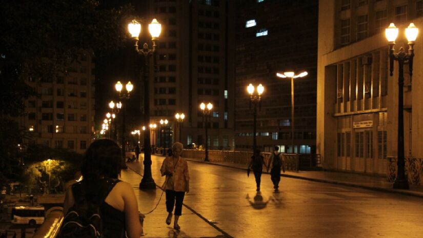 A iluminação pública também diminui. Imagem: PxHere