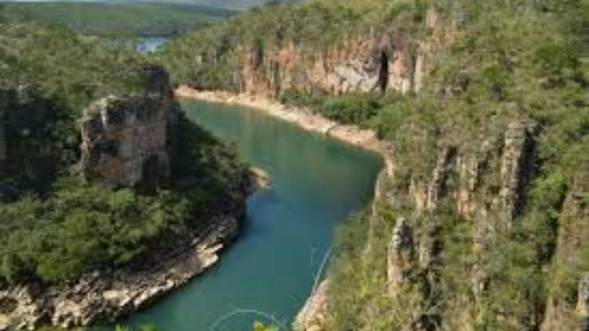 A Serra da Canastra é um convite à aventura, com paredões de rocha e mais de 180 metros de queda d'água. Além da famosa Casca D'Anta, a Cachoeira do Fundão te espera. Embora o acesso seja um pouco mais difícil, o cenário é preservado e recompensa o esforço com uma beleza selvagem e intocada. 