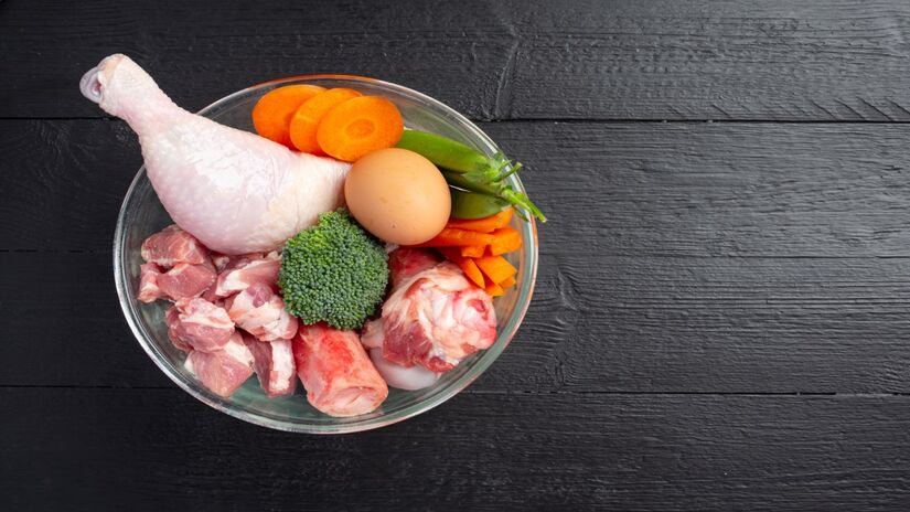 Nutricionistas alertam: sempre que possível, é melhor priorizar fontes naturais, como ovos, carnes magras, laticínios, feijões, lentilhas e sementes