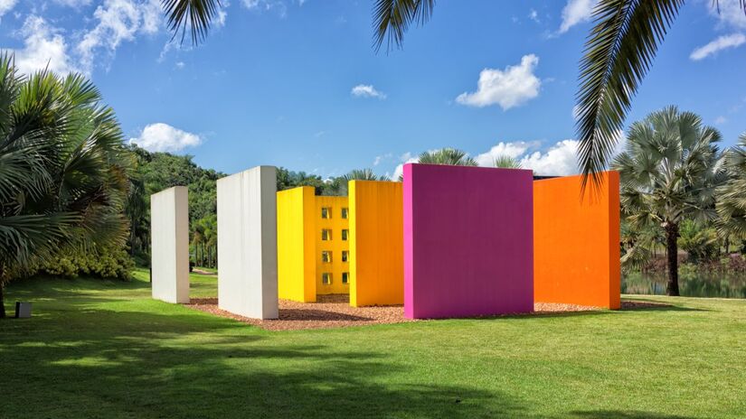 É considerado o maior museu maior museu de arte a céu aberto do mundo. Uma área equivalente a cem campos de futebol que mistura, muito bem, arte e natureza e que já recebeu mais de 3 milhões de visitantes.