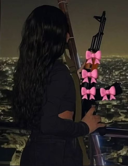 Penélope ostentava armas e poses provocantes nas redes sociais, o que lhe rendeu o apelido de "musa do crime". Foto: Reprodução