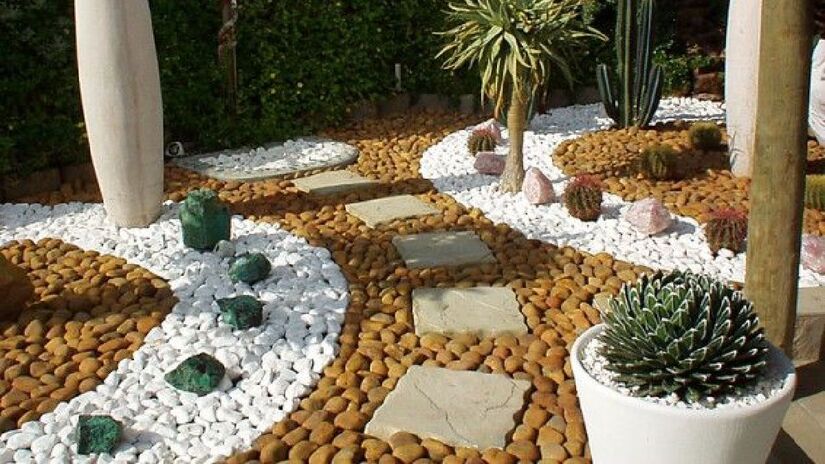 Combine pedras brancas e marrons para um efeito de deserto em seu jardim. Imagem: Laura Pérez Aranda/Wikimedia Commons