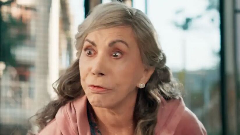 Abalada com as palavras duras da filha, Josefa decidirá ir embora de casa, em desespero. 'Minha filha quer me matar!', gritará, antes de atravessar a rua e ser atropelada.