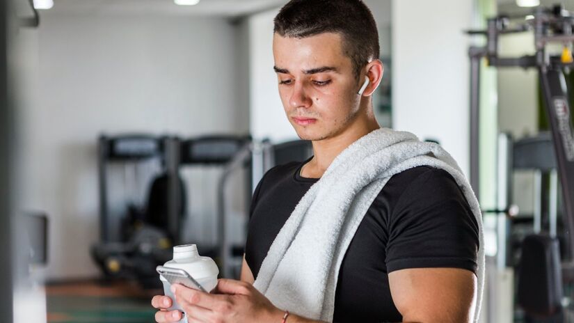 Whey e creatina podem ser usados sem treino, mas perdem parte dos benefícios e exigem cuidado com a dieta