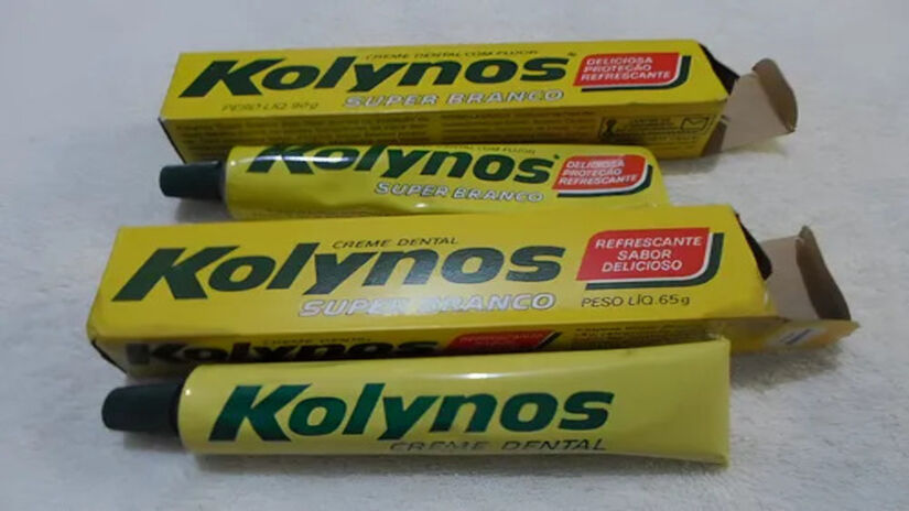 Kolynos: a pasta de dente que virou sorriso

Após oito décadas dominando o mercado, a Kolynos anunciou o fim de sua produção. A decisão foi tomada para atender às exigências do Cade (Conselho Administrativo de Defesa Econômica), que atuou para evitar um monopólio no setor de higiene bucal.

Na época, a Kolynos era responsável por 56% das vendas no país e faturava cerca de 400 milhões de dólares por ano. Produzia, todos os meses, 45 milhões das icônicas bisnagas amarelas. A promessa era de uma pausa de apenas quatro anos  mas ela nunca voltou.

Foto: Divulgação