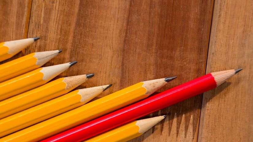 Lápis é uma das palavras que não possui plural. O correto é 'dois lápis' e não 'lápises'; - (Awesomecontent/Freepik)