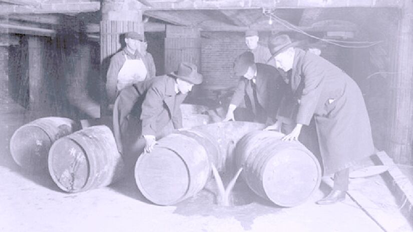 Apreensão de álcool em Chicago em 1921. Imagem: Domínio Público

