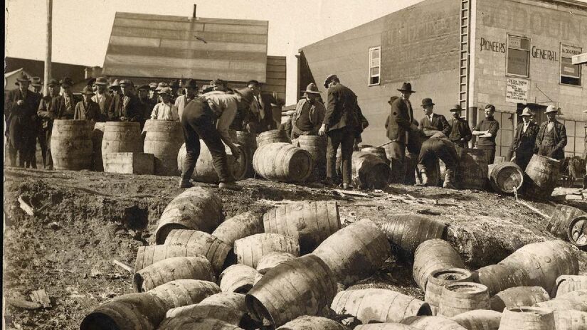 Apreensão de álcool ilegal no Canadá em 1925. Imagem: Domínio Público