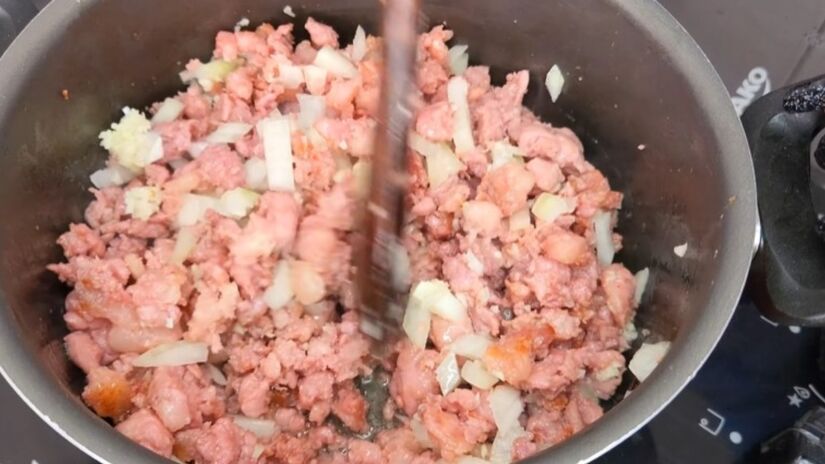 Em seguida, para alcançar o preparo ideal, sugere-se abandonar a panela com óleo em excesso e considerar o forno ou a grelha como opções mais eficientes. Foto: Reprodução YT/RECEITAS DO FABRICIO
