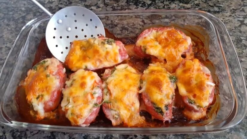 Além disso, o sucesso de uma refeição não depende só do prato principal, mas também dos elementos que o cercam. Foto: Reprodução YT/RECEITAS DO FABRICIO
