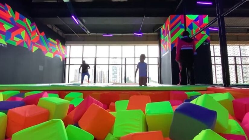 O Altitude Park foi o primeiro parque de trampolins do Tatuapé e hoje também tem unidades em Moema e na Chácara Santo Antônio. São mais de 50 camas elásticas interligadas, piscina de espuma, parede de escalada e espaço para parkour. Foto: Reprodução/YT/Canal Miguel Alvares