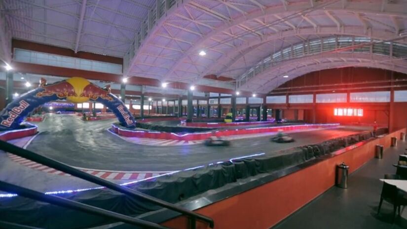 Localizado no Tatuapé, o SpeedLand é o maior kart center do Brasil, com 1.200 metros de pista indoor e outdoor. O espaço também conta com simuladores de kart e estrutura completa para quem quer sentir o gostinho das pistas profissionais. Foto: Reprodução/YT/icarros

