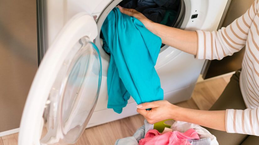  Basta misturar 100 ml de álcool, 100 ml de amaciante e 800 ml de água em um borrifador e espirrar nas roupas (Fotos: Freepik)