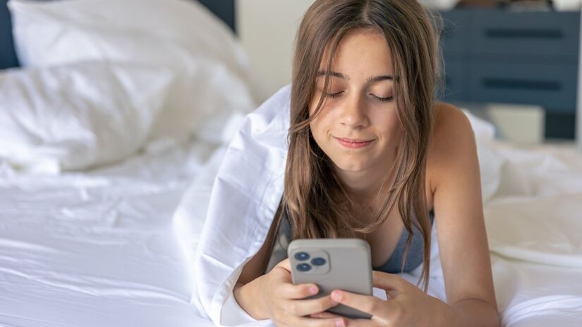 Jovens defendem que passar horas deitado, comendo ou usando o celular, é produtivo para o descanso.