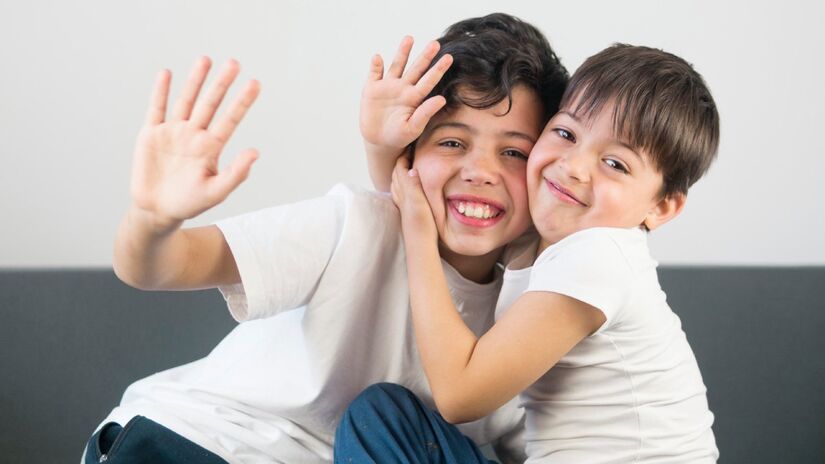Não há um dado exato da porcentagem de brasileiros que têm irmãos, mas a taxa de fecundidade em queda sugere que a proporção de lares com filhos únicos está aumentando, enquanto a de lares com mais filhos está diminuindo. O tamanho médio das famílias brasileiras também caiu, de 3,62 para 3,07 pessoas, indicando um número menor de pessoas por família no geral, o que provavelmente inclui menos irmãos. 