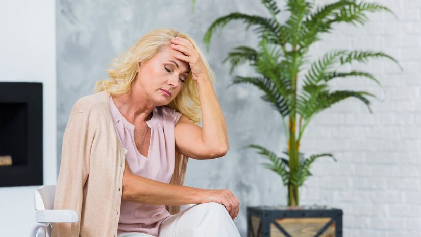 Ondas de calor, irritabilidade, insônia, ressecamento vaginal e perda de libido estão entre os sintomas mais comuns relatados por mulheres nessa fase. Ainda assim, nenhuma mulher precisa normalizar o desconforto ou enfrentar o processo sozinha. 