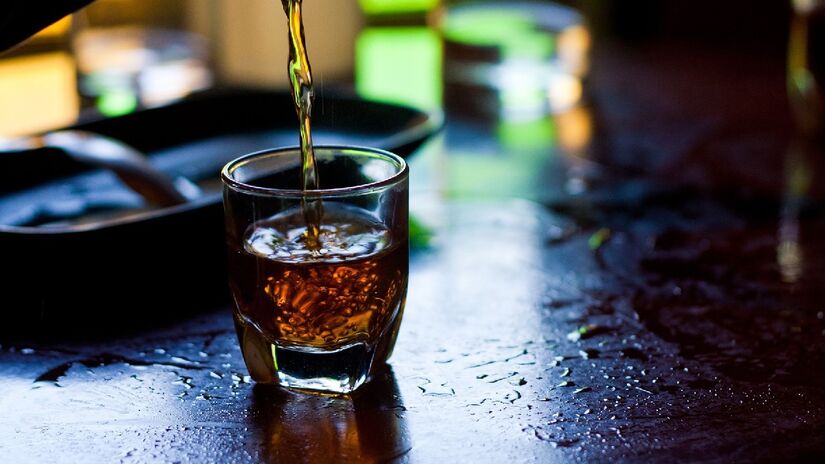 Metanol surge do processo de fermentação e destilação de bebidas alcoólicas. Imagem: Domínio Público